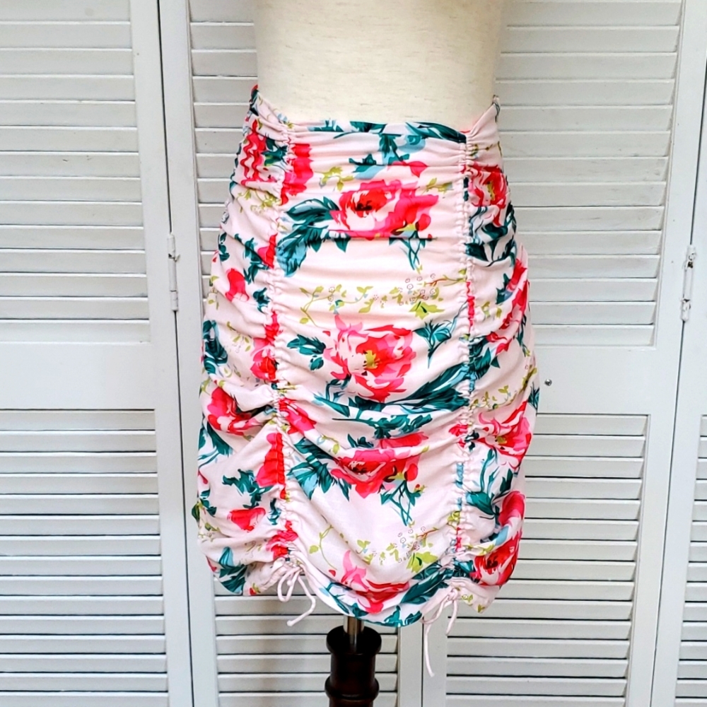 L'Astite Pink Floral Print Ruched Skirt Size S . NWT